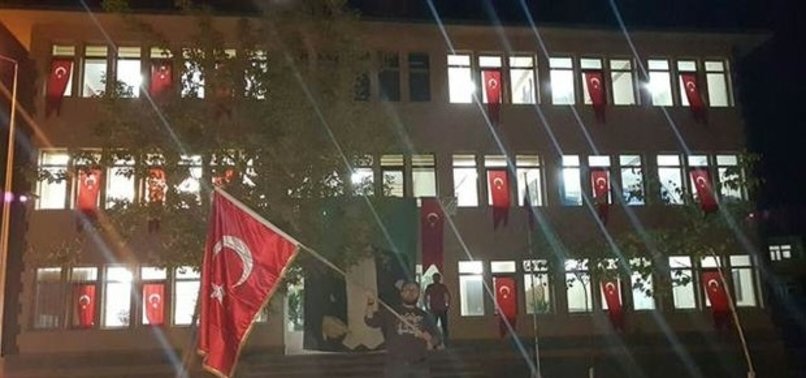 YENİ ATANAN KAYYUM BELEDİYE BİNASINI TÜRK BAYRAKLARI İLE DONATTI