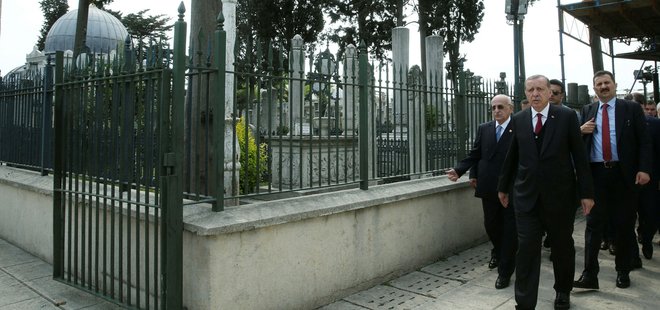 ERDOĞAN'DAN FATİH'İN TÜRBESİNE ZİYARET