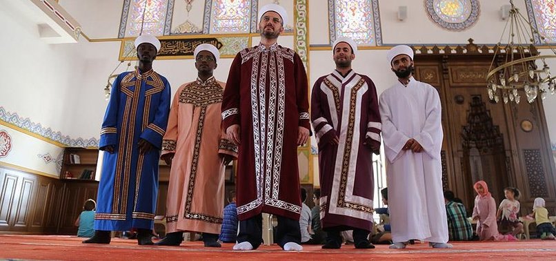 TERAVİHİ 7 FARKLI İMAMLA KILIYORLAR