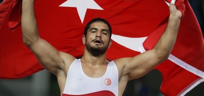 TAHA AKGÜL, ANNESİ İÇİN MİNDERE ÇIKACAK