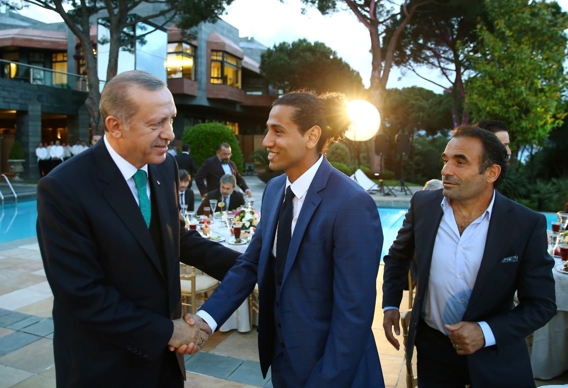 Cumhurbaşkanı Erdoğan sanatçı ve sporculara iftar verdi