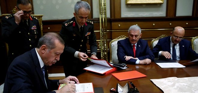 ERDOĞAN'A YAŞ KARARLARINI SUNAN ALBAY GENERALLERİ FİŞLEMİŞ