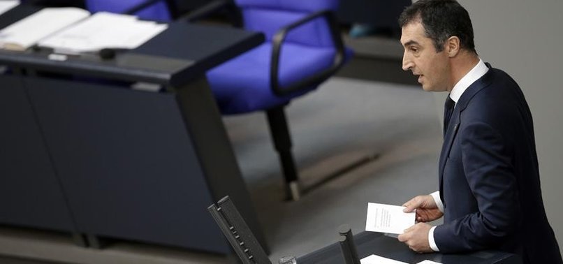 CEM ÖZDEMİR ERMENİ ROZETİ TAKTI