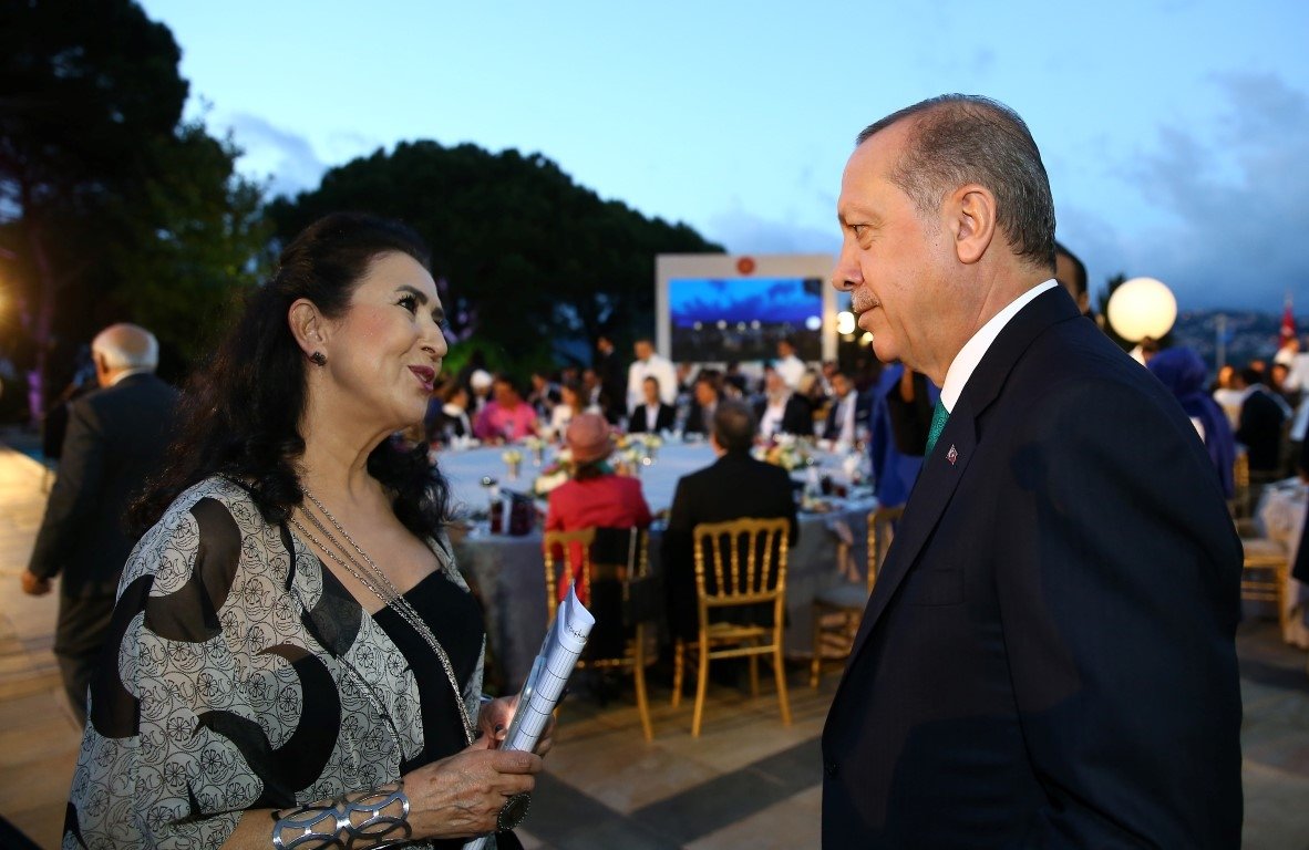 Cumhurbaşkanı Erdoğan sanatçı ve sporculara iftar verdi