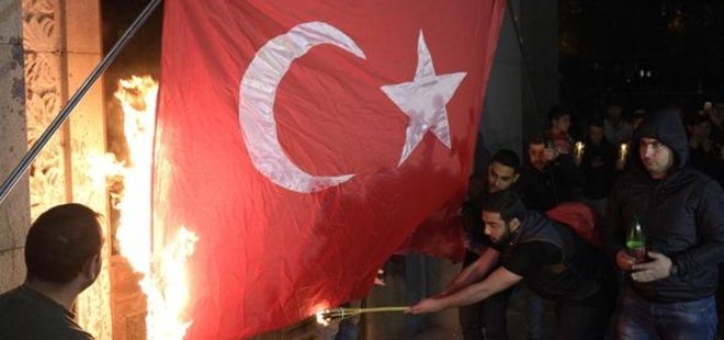 ERMENİSTAN'DA TÜRK BAYRAKLARINI YAKTILAR