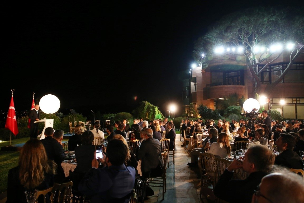 Cumhurbaşkanı Erdoğan sanatçı ve sporculara iftar verdi