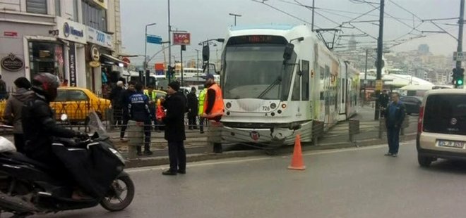 SİRKECİ'DE TRAMVAY RAYDAN ÇIKTI