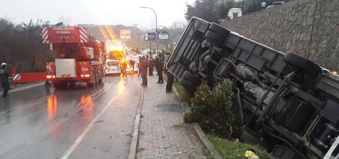 ÇEVİK KUVVET OTOBÜSÜ DEVRİLDİ: 5 YARALI