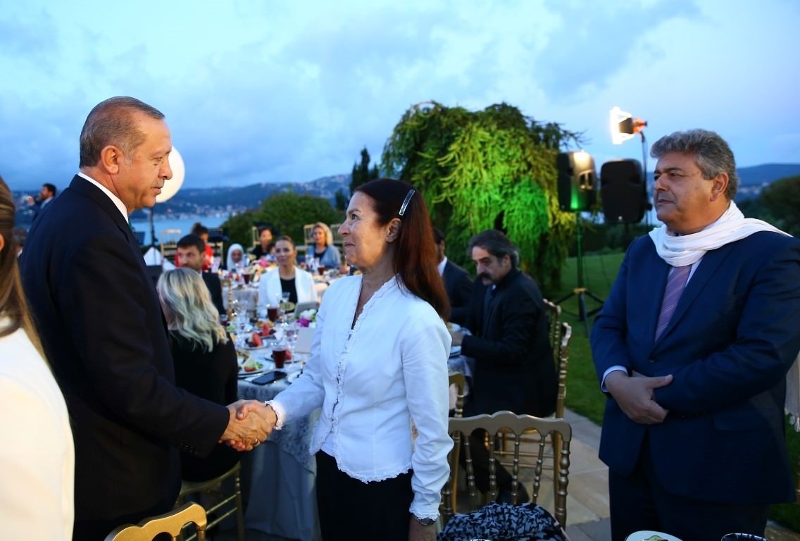 Cumhurbaşkanı Erdoğan sanatçı ve sporculara iftar verdi