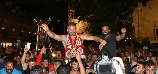 BAŞPEHLİVAN DEMOKRASİ NÖBETİNE KATILDI