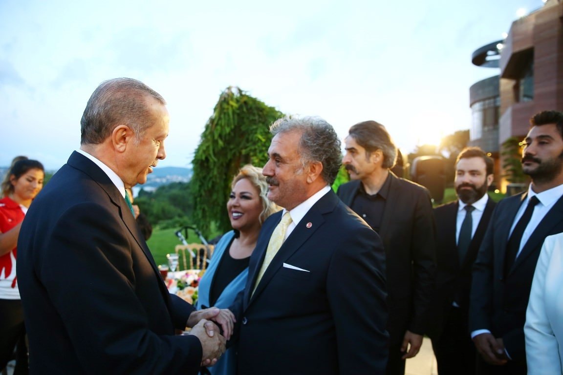 Cumhurbaşkanı Erdoğan sanatçı ve sporculara iftar verdi