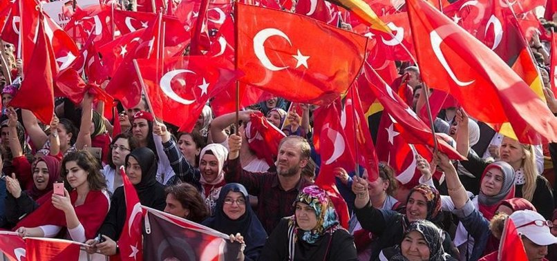 ALMANYA’DAKİ TÜRKLER'DEN BÜYÜK PROTESTO