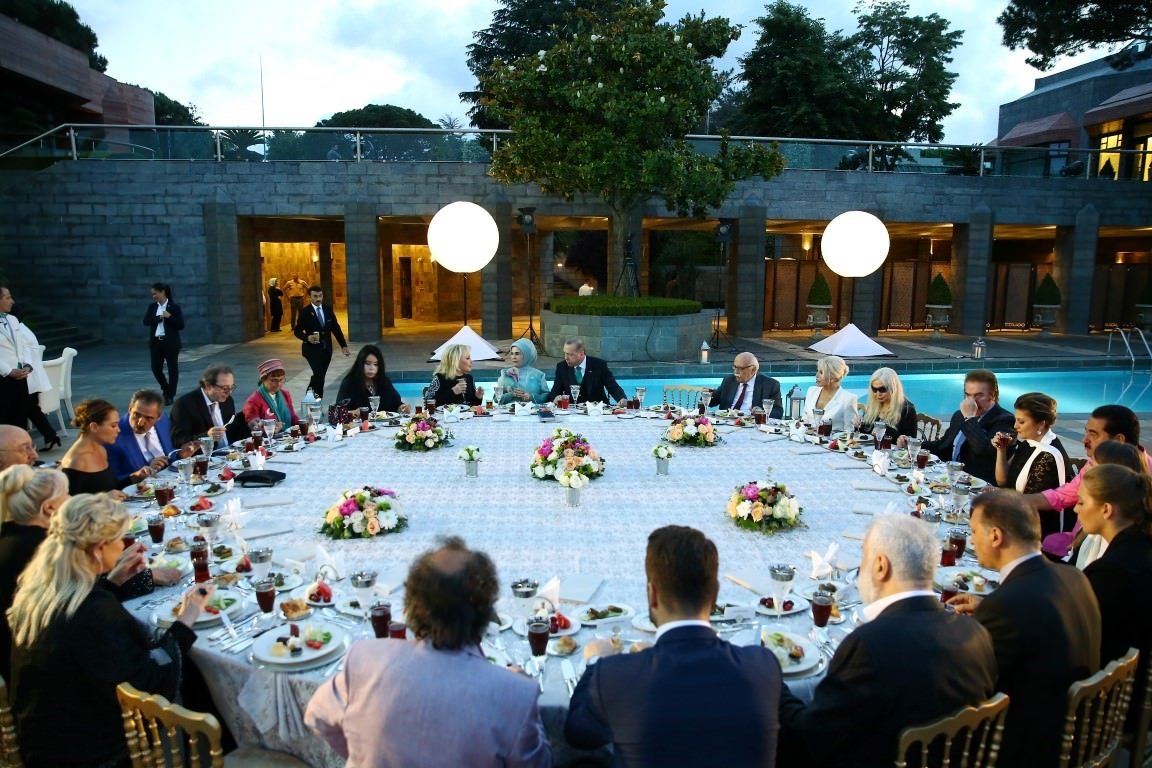 Cumhurbaşkanı Erdoğan sanatçı ve sporculara iftar verdi