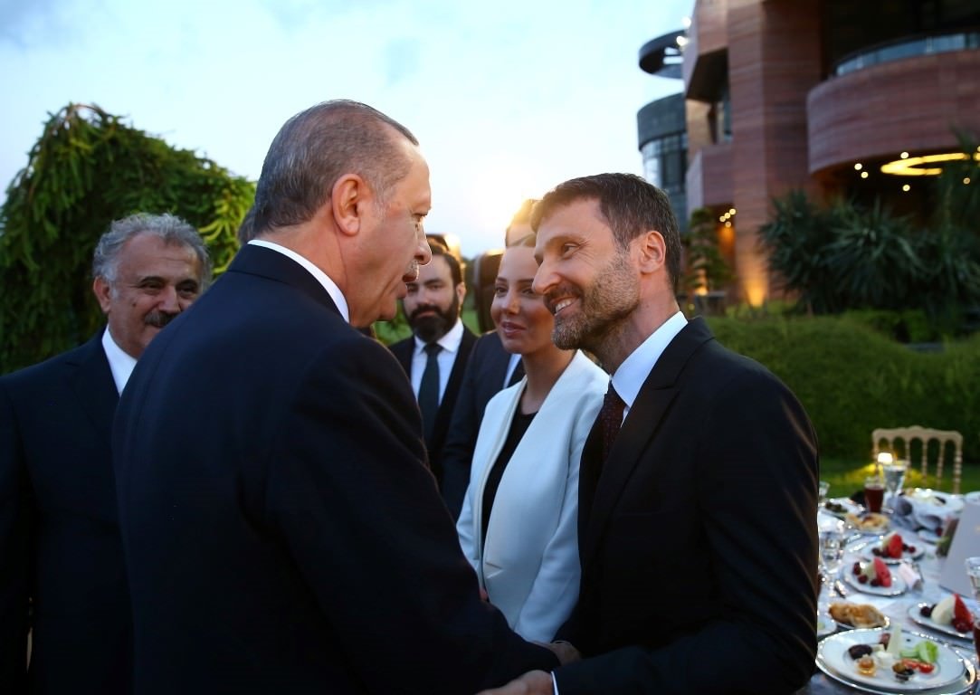 Cumhurbaşkanı Erdoğan sanatçı ve sporculara iftar verdi