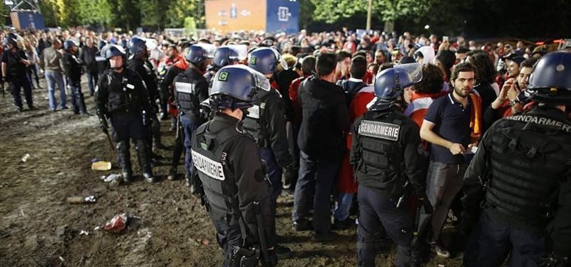 İNGİLİZ VE TÜRK TARAFTARLAR ARASINDA KAVGA ÇIKTI