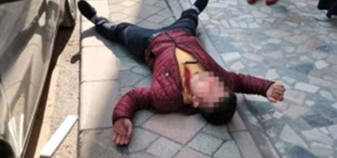 BİR GENÇ HERKESİN GÖZÜ ÖNÜNDE KENDİNİ BIÇAKLADI