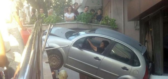 KADIN SÜRÜCÜ ARACIYLA BİRLİKTE HAVADA ASILI KALDI