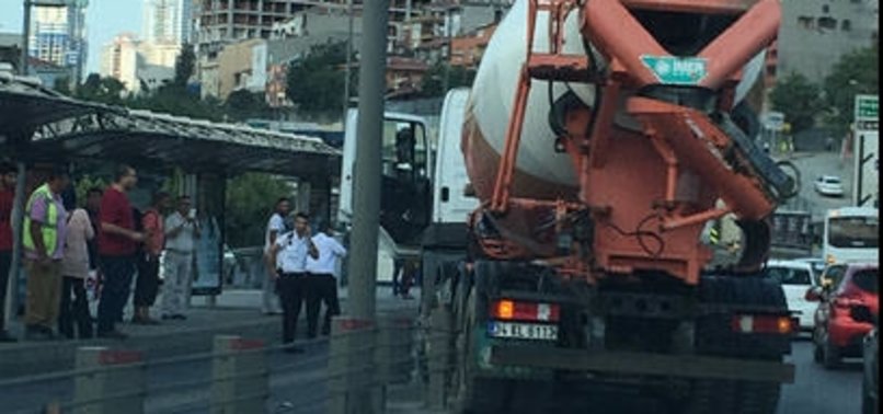 METROBÜS YOLUNA BETON MİKSERİ GİRDİ!