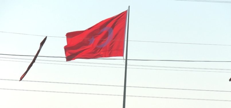 SURİYE SINIRINA DEV TÜRK BAYRAĞI DİKİLDİ