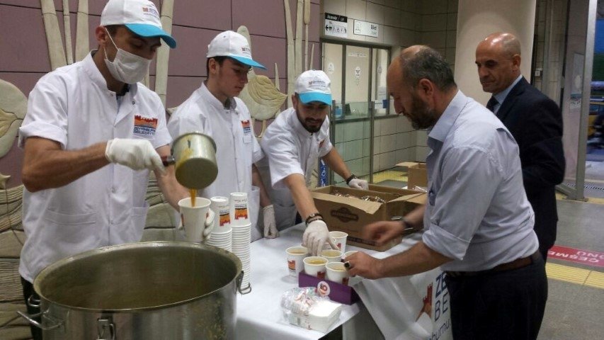 Marmaray yolcularına iftar vakti güzel sürpriz