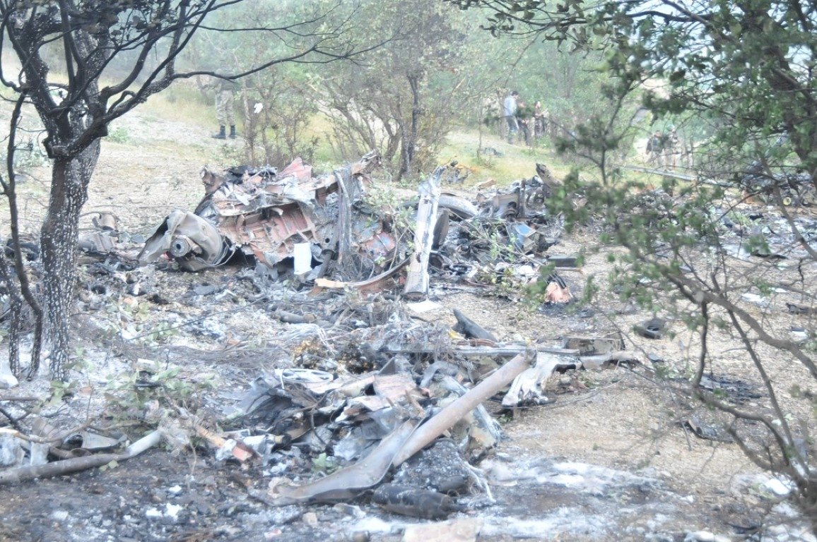 Düşen askeri helikopterin enkazı görüntülendi