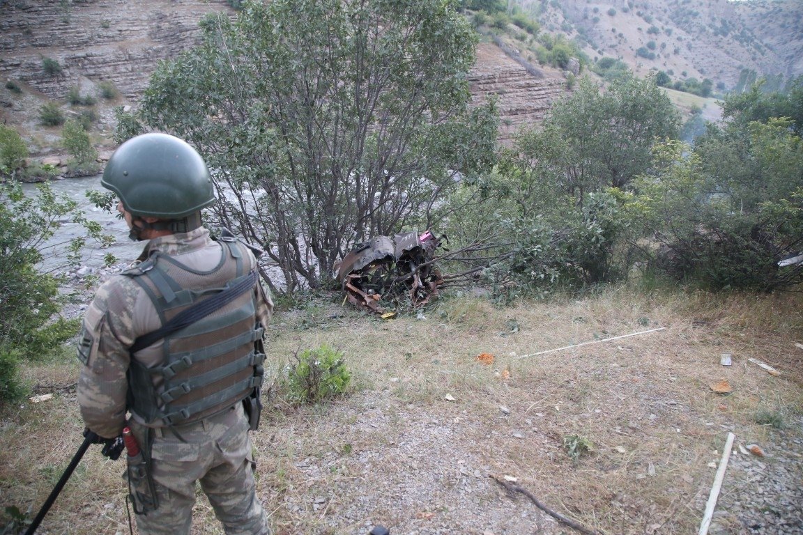 Düşen askeri helikopterin enkazı görüntülendi