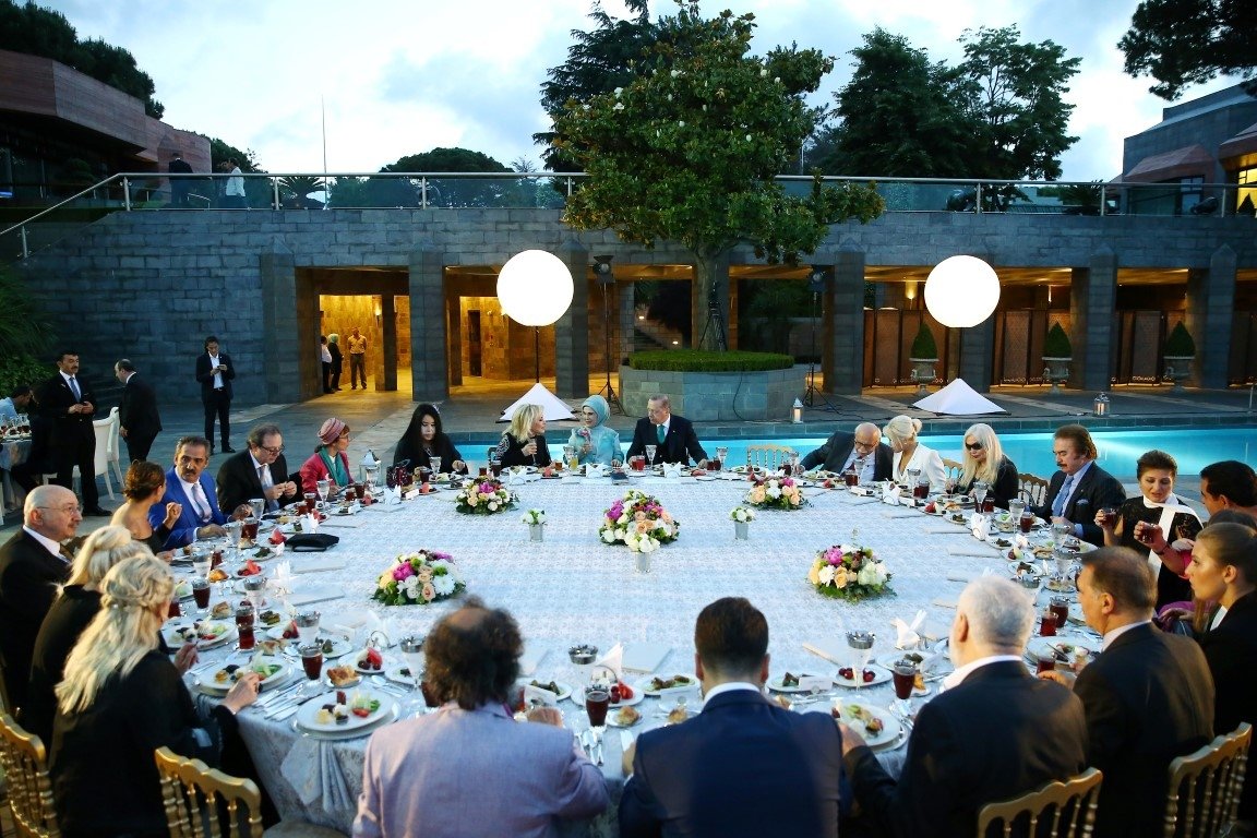 Cumhurbaşkanı Erdoğan sanatçı ve sporculara iftar verdi