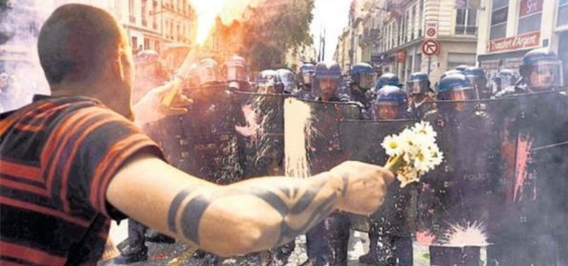 FRANSA'DA HALK SOKAĞA DÖKÜLÜYOR!