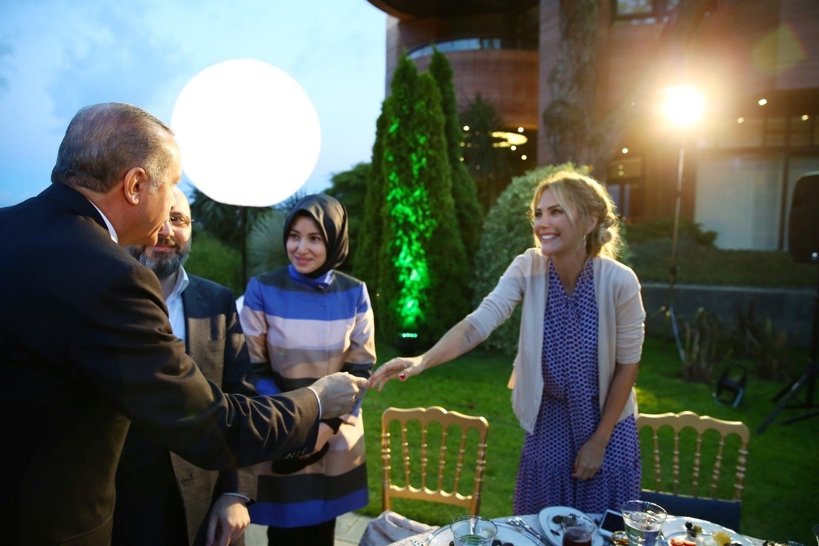Cumhurbaşkanı Erdoğan sanatçı ve sporculara iftar verdi