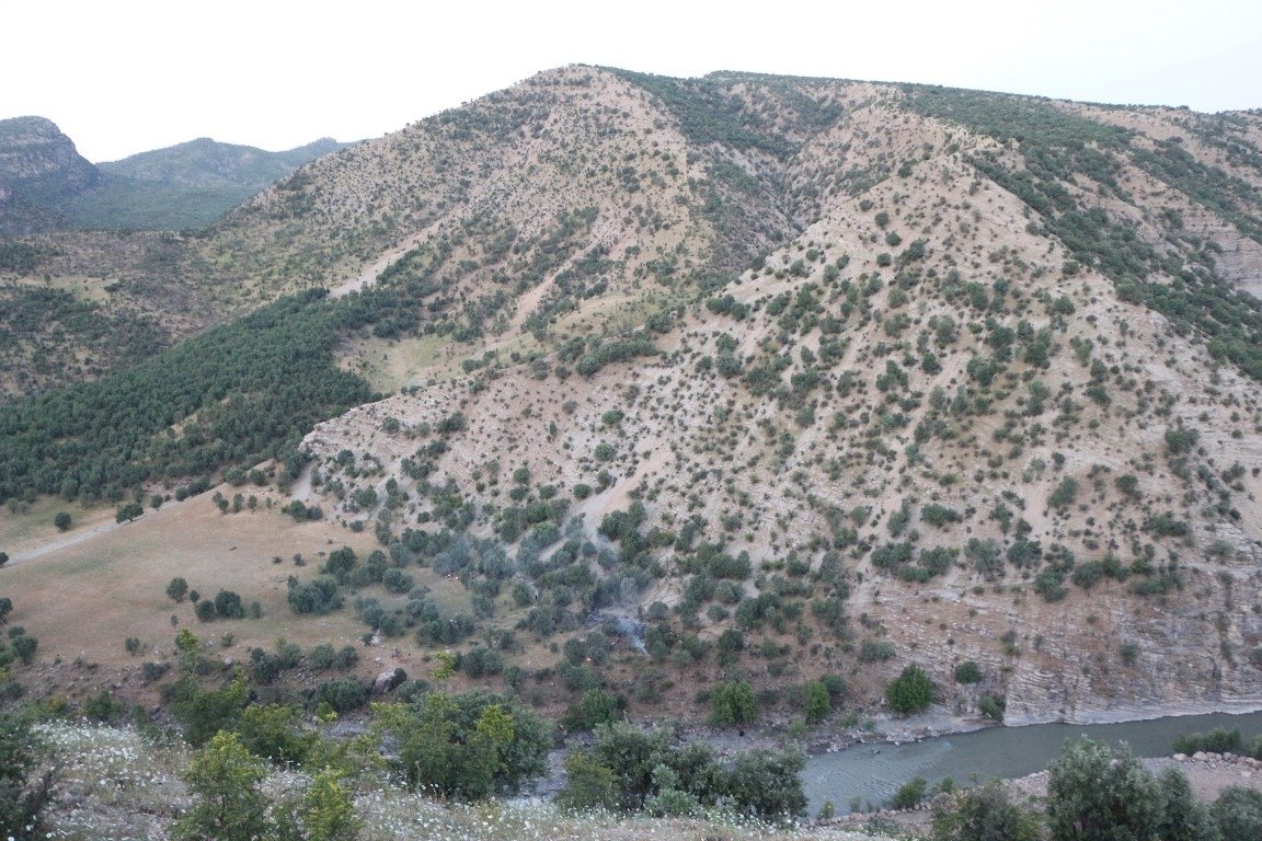 Düşen askeri helikopterin enkazı görüntülendi