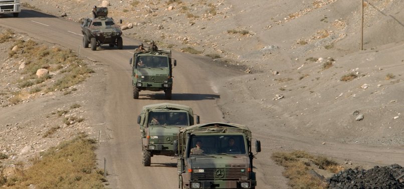 MARDİN'DE ASKERİ ARAÇ DEVRİLDİ
