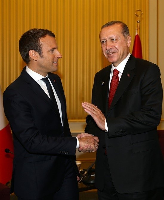 Macron, Cumhurbaşkanı Erdoğan'ı hayranlıkla izledi