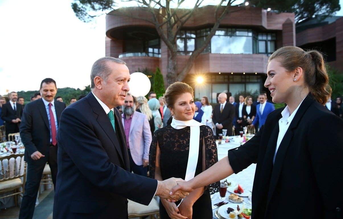 Cumhurbaşkanı Erdoğan sanatçı ve sporculara iftar verdi