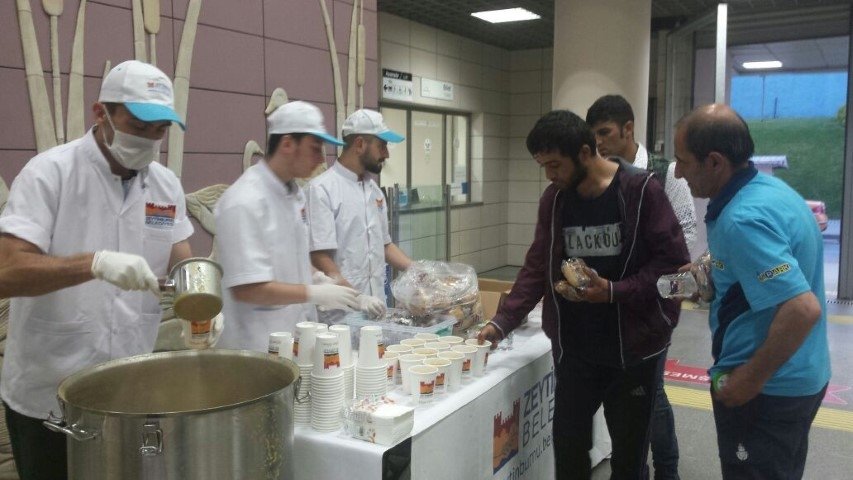 Marmaray yolcularına iftar vakti güzel sürpriz
