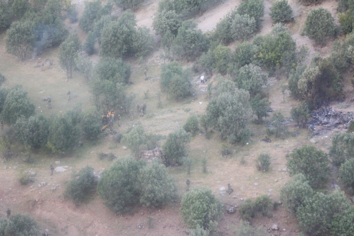 Düşen askeri helikopterin enkazı görüntülendi