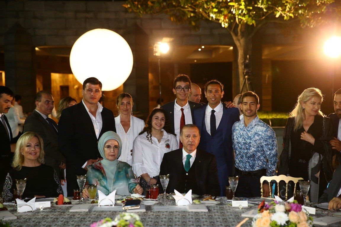 Cumhurbaşkanı Erdoğan sanatçı ve sporculara iftar verdi