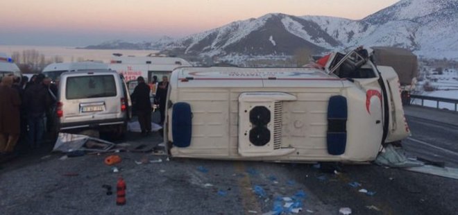 AMBULANSLA KAMYONET ÇARPIŞTI: 4 ÖLÜ, 1 YARALI