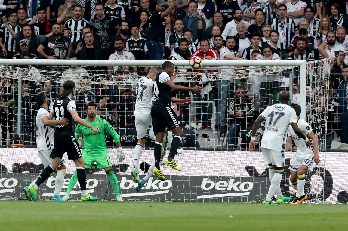 Beşiktaş-Fenerbahçe mücadelesinden kareler