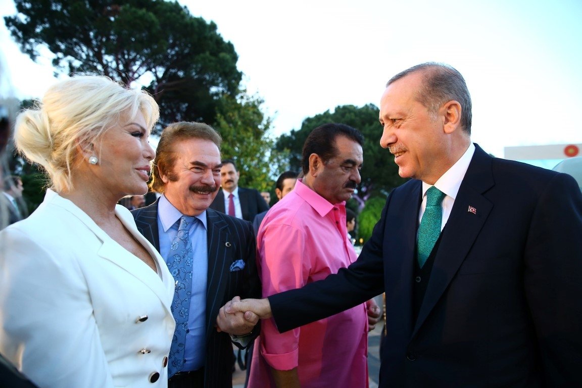 Cumhurbaşkanı Erdoğan sanatçı ve sporculara iftar verdi