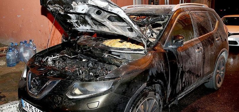 İSTANBUL'DA 3 ARAÇ KUNDAKLANDI