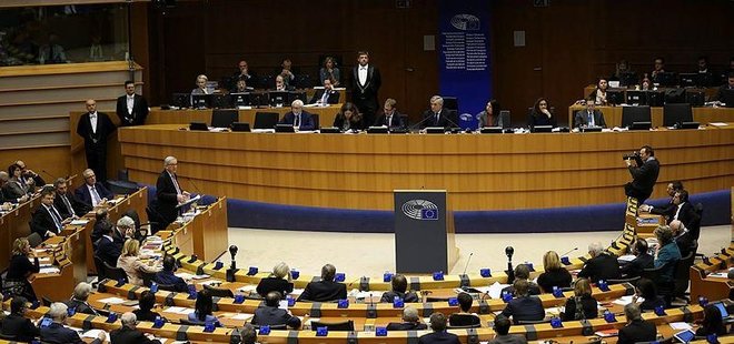 AP'DEN İNGİLTERE'YE SERBEST DOLAŞIM HAKKI UYARISI