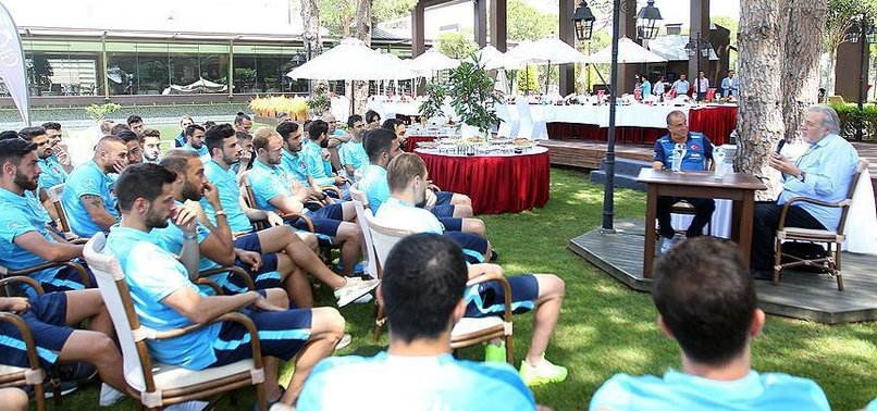 A MİLLİ TAKIM KAMPINA SÜRPRİZ ZİYARET