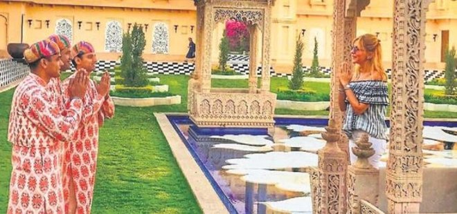 ARZU SABANCI LÜKS TATİLDE ÇORAPLARIYLA KALDI