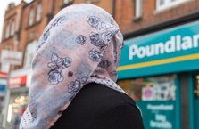 Londra`da tesettürlü kadına saldıranlar aranıyor