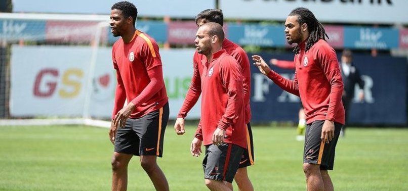 GALATASARAY'DAN AYRILMAK İSTEMİYOR!