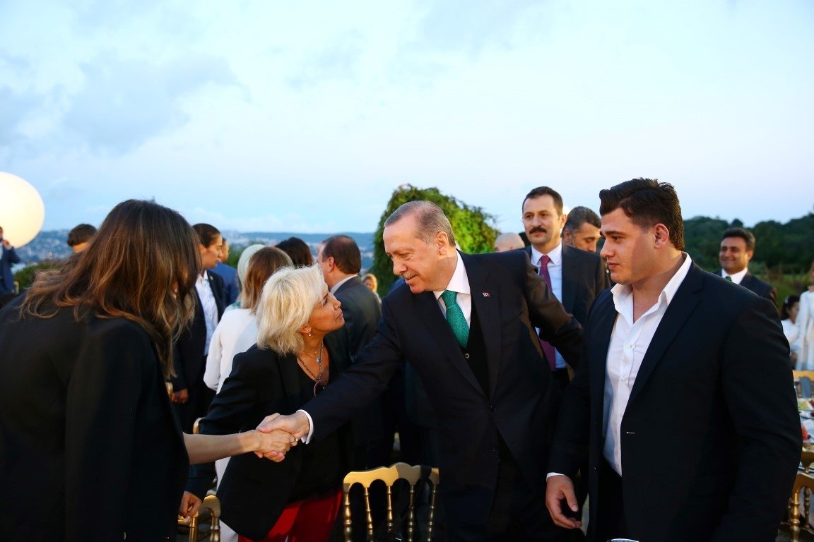 Cumhurbaşkanı Erdoğan sanatçı ve sporculara iftar verdi