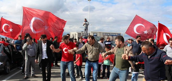 KANADA'DAKİ TÜRKLERDEN MERKEL'E TEPKİ