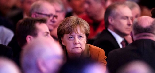 TÜRKİYE'NİN DİK DURUŞU MERKEL'E GERİ ADIM ATTIRDI