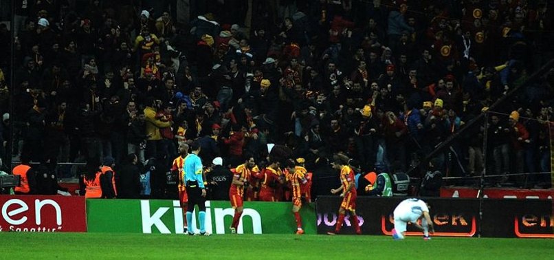 UMUT BULUT TRİBÜNLERİ YIKTI