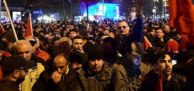 HOLLANDA'NIN ANKARA BÜYÜKELÇİLİĞİ'NDE PROTESTO